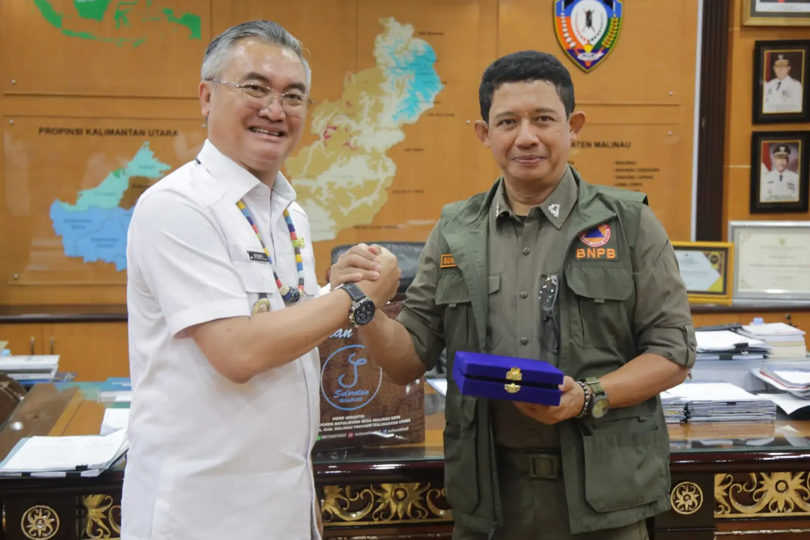 Kepala BNPB Letjen TNI Suharyanto, S.Sos., M.M. bersama Bupati Malinau pasca melakukan pertemuan di Kantor Bupati Malinau, Kalimantan Utara, Rabu (7/2).